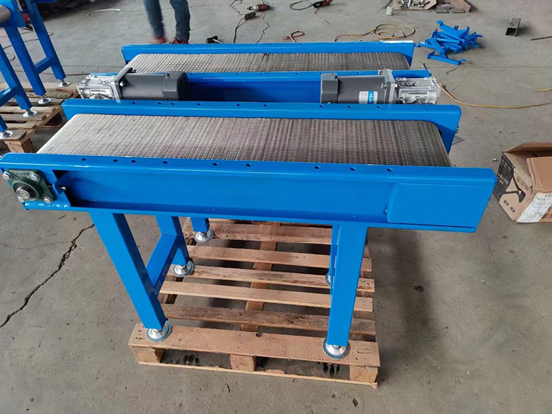 <b>小型輸送機</b>